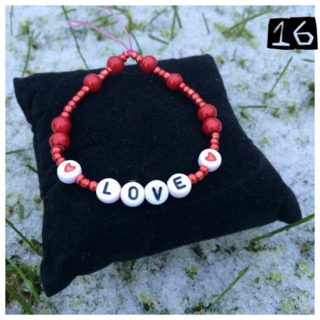 Enkelt armband med texten LOVE. Röda pärlor (just dessa röda pärlor har jag tagit bort från sortimentet då de tappar färg men finns andra röda att välja mellan) + två stycken vita pärlor med rött hjärta PRIS: 55kr  (62kr inkl porto)